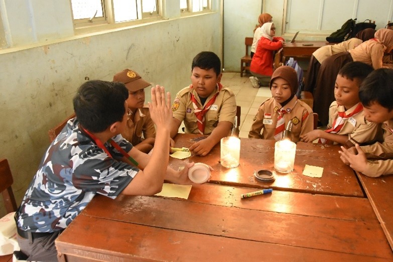 Volunteer explains the Greenhouse Gas Effect experiment