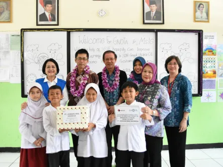 msig_indonesia_delivered_donation_to_support_children_education_0